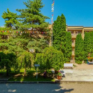 Территория в санатории Москва в городе Кисловодске - фотография