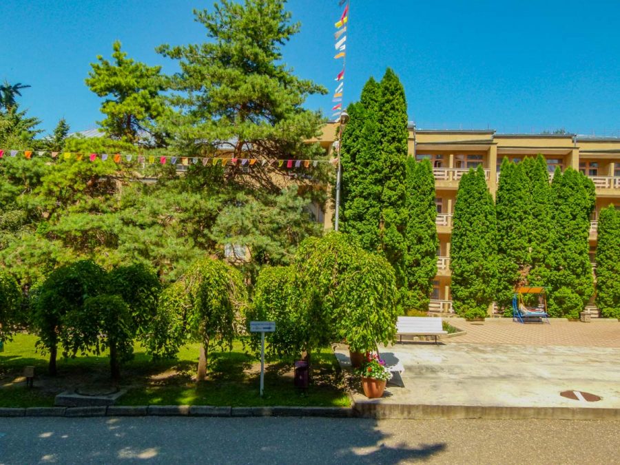 Территория в санатории Москва в городе Кисловодске - фотография