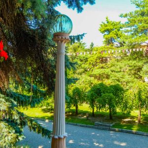 Территория в санатории Москва в городе Кисловодске - фотография