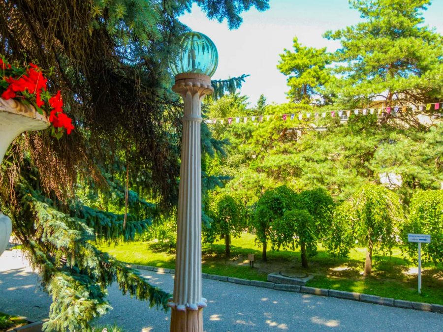 Территория в санатории Москва в городе Кисловодске - фотография