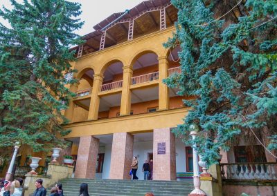 Территория в санатории Москва в городе Кисловодске - фотография