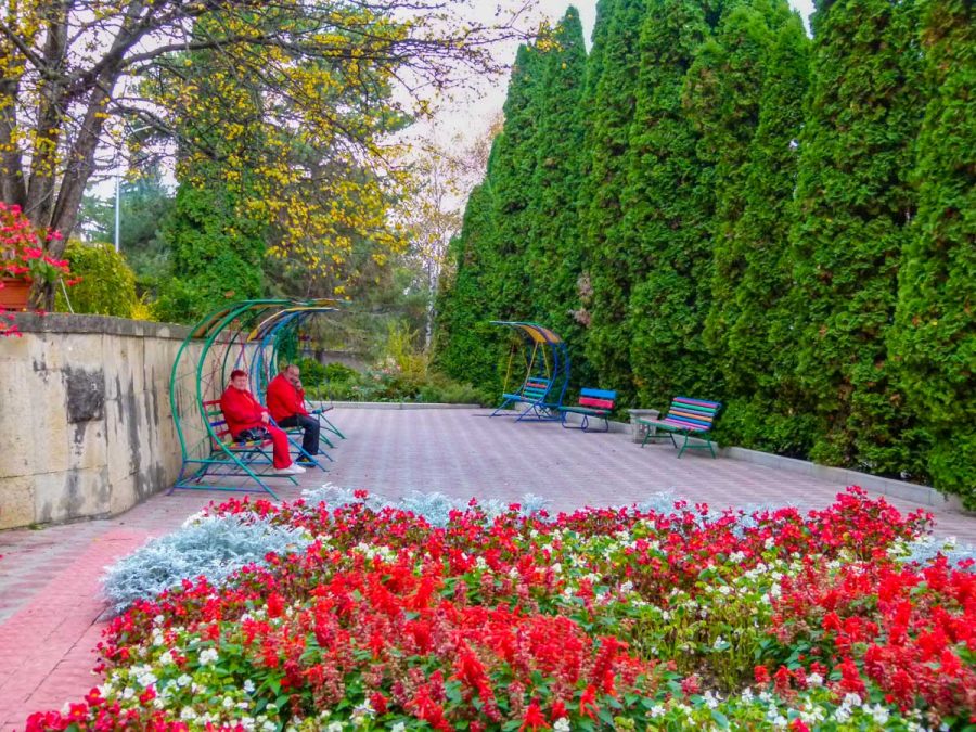 Территория в санатории Москва в городе Кисловодске - фотография