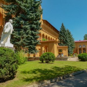 Территория в санатории Москва в городе Кисловодске - фотография