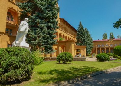 Территория в санатории Москва в городе Кисловодске - фотография