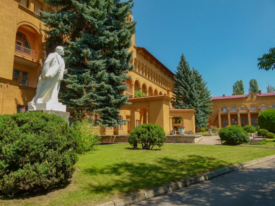 Территория в санатории Москва в городе Кисловодске - фотография