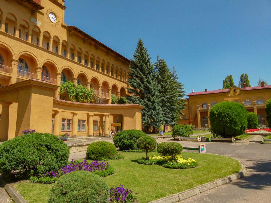 Территория в санатории Москва в городе Кисловодске - фотография