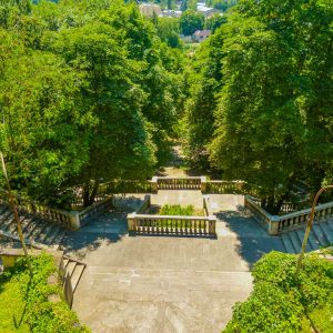 Территория в санатории Москва в городе Кисловодске - фотография