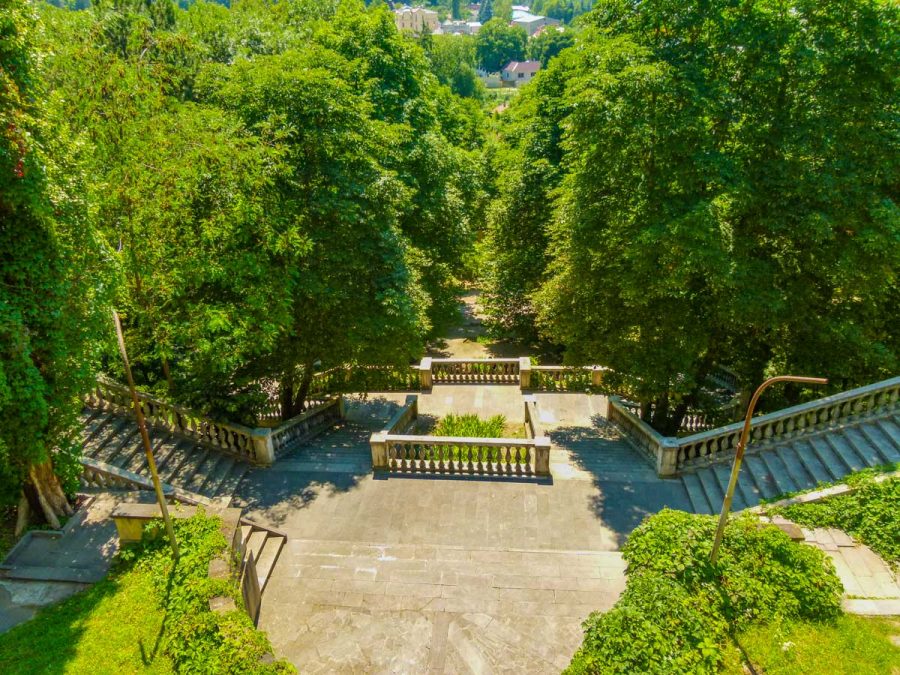 Территория в санатории Москва в городе Кисловодске - фотография