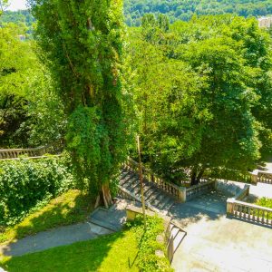 Территория в санатории Москва в городе Кисловодске - фотография