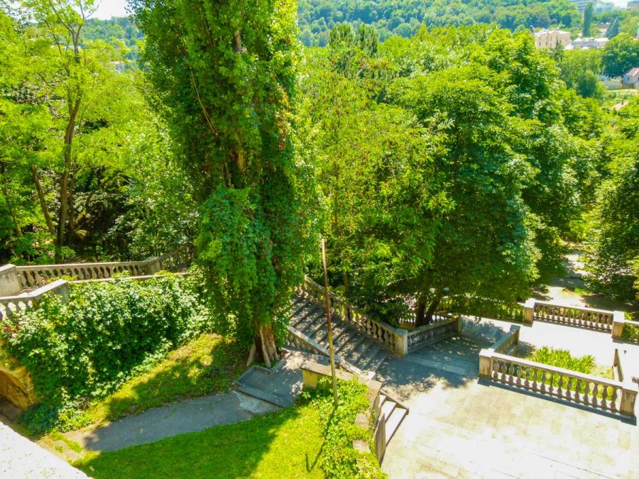 Территория в санатории Москва в городе Кисловодске - фотография