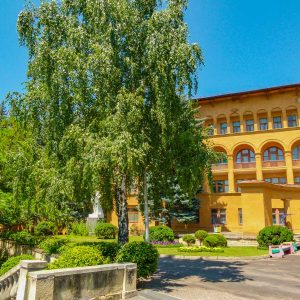 Территория в санатории Москва в городе Кисловодске - фотография