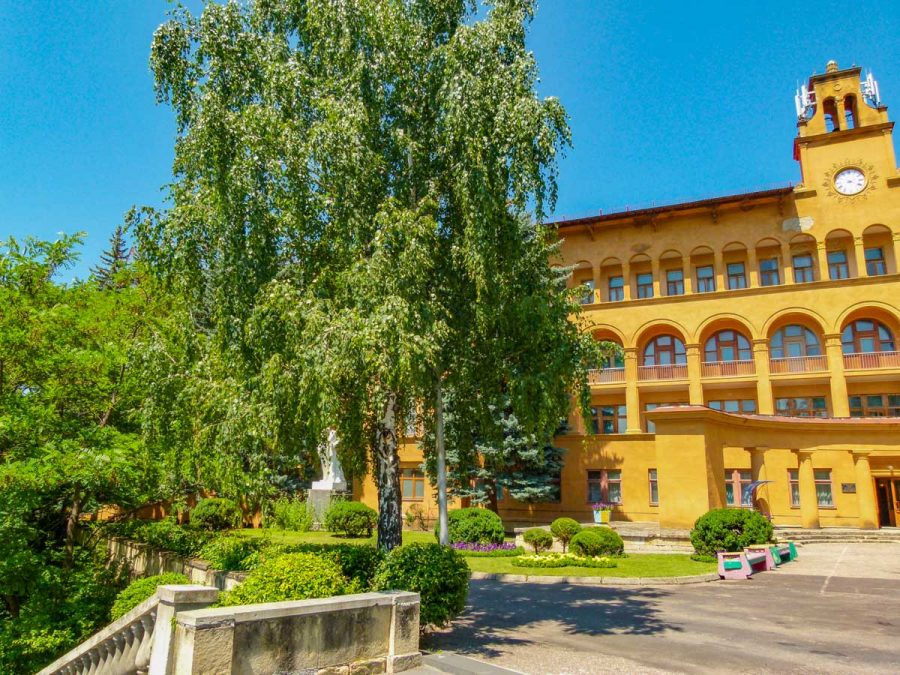 Территория в санатории Москва в городе Кисловодске - фотография