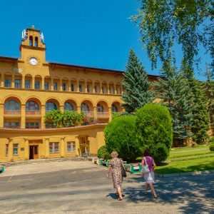 Территория в санатории Москва в городе Кисловодске - фотография