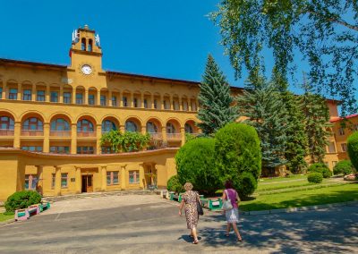 Территория в санатории Москва в городе Кисловодске - фотография