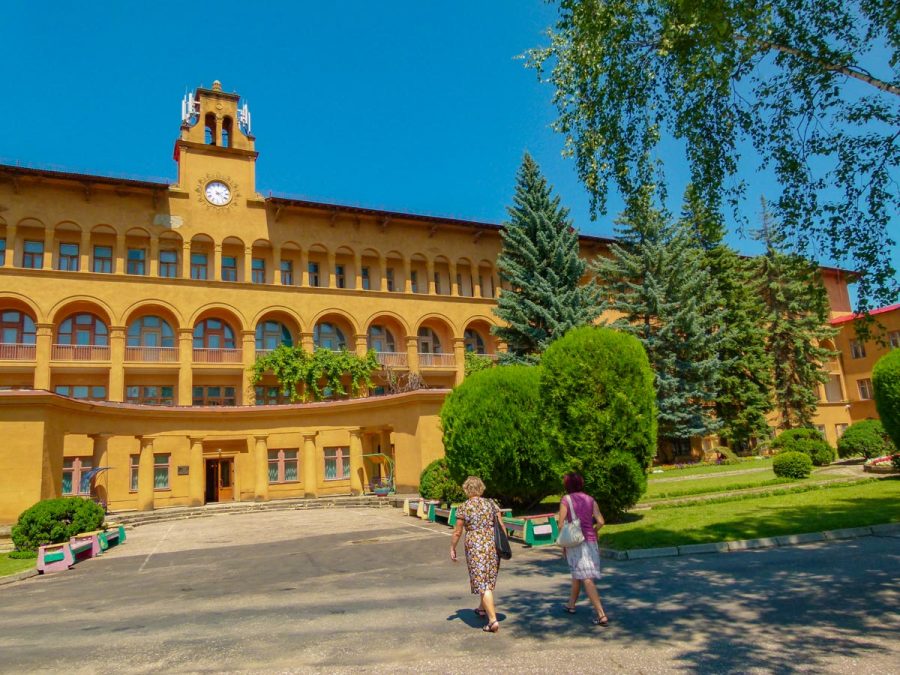 Территория в санатории Москва в городе Кисловодске - фотография