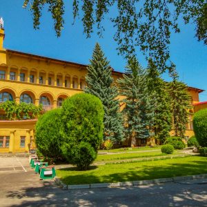 Территория в санатории Москва в городе Кисловодске - фотография