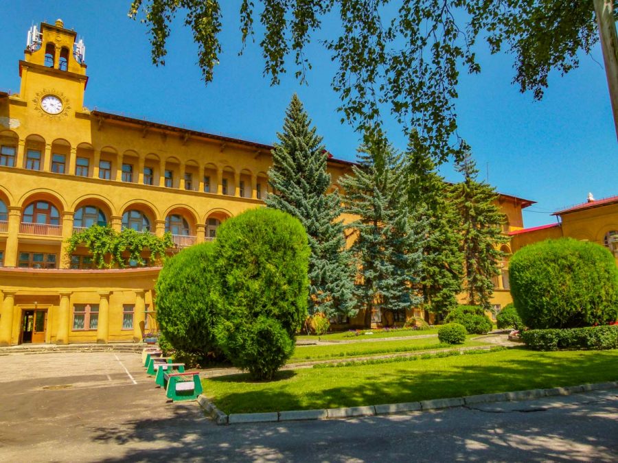 Территория в санатории Москва в городе Кисловодске - фотография