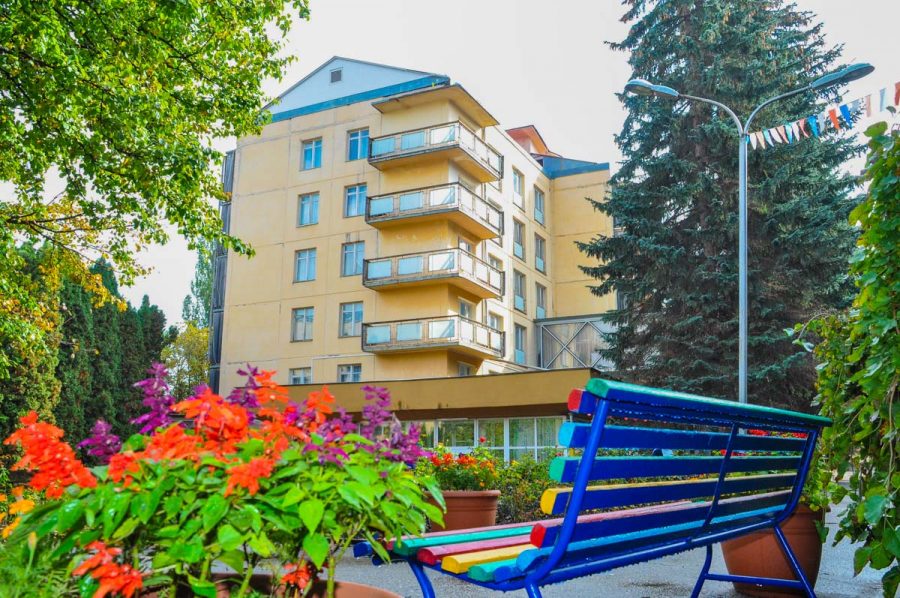 Территория в санатории Москва в городе Кисловодске - фотография