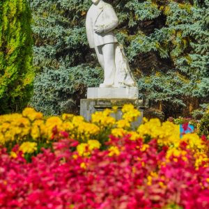 Памятник В.И.Ленину на территории в санатории Москва в городе Кисловодске - фотография