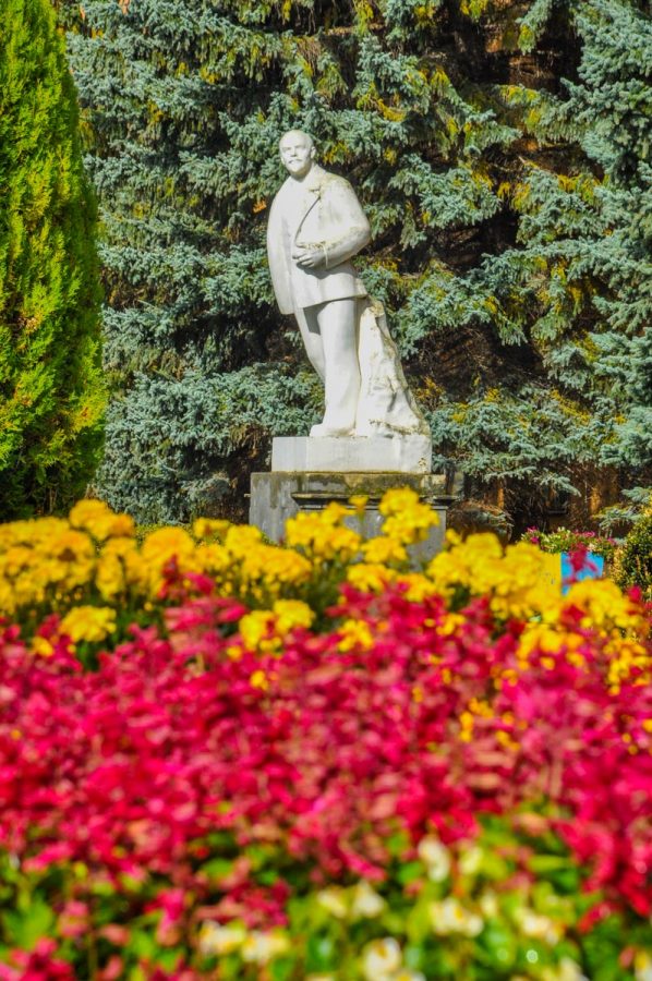 Памятник В.И.Ленину на территории в санатории Москва в городе Кисловодске - фотография