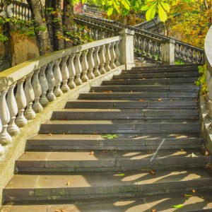 Ступеньки на территории в санатории Москва в городе Кисловодске - фотография