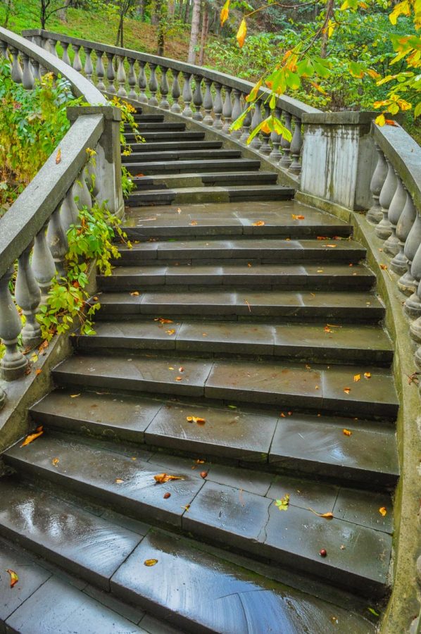 Ступеньки на территории в санатории Москва в городе Кисловодске - фотография