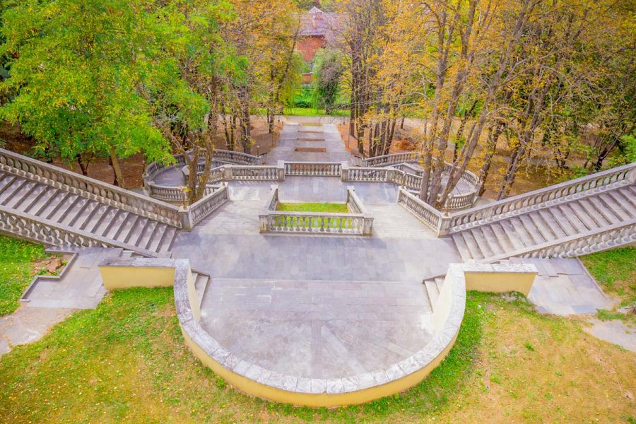 Территория в санатории Москва в городе Кисловодске - фотография