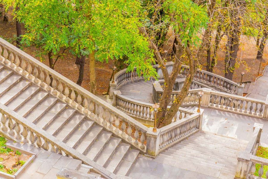 Ступеньки на территории в санатории Москва в городе Кисловодске - фотография