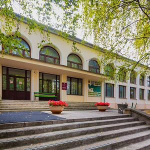 Территория в санатории Москва в городе Кисловодске - фотография