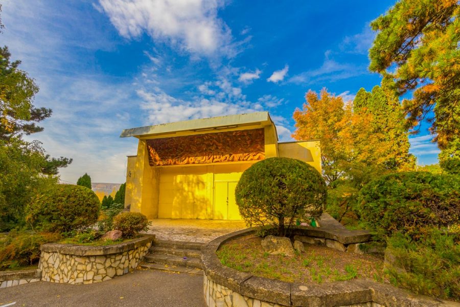 Территория в санатории Москва в городе Кисловодске - фотография