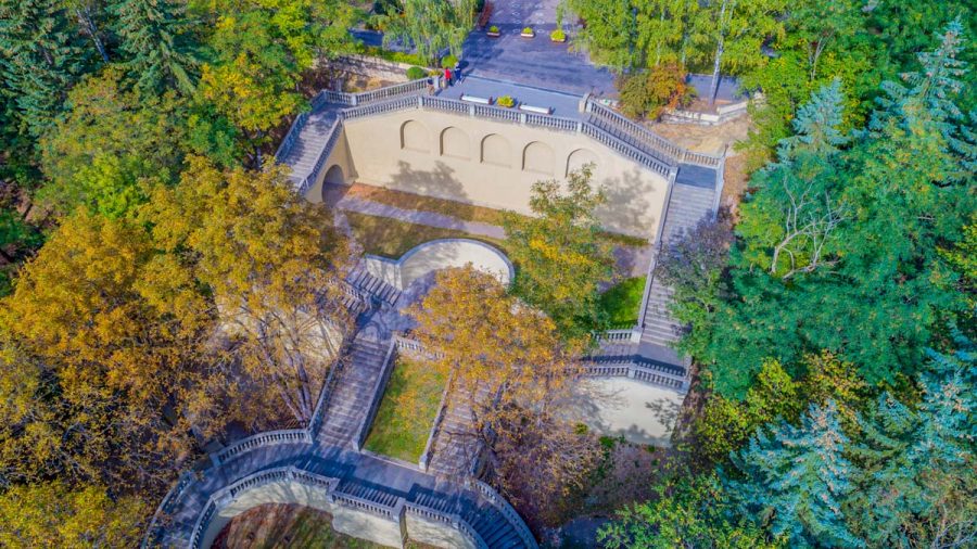 Территория в санатории Москва в городе Кисловодске - фотография