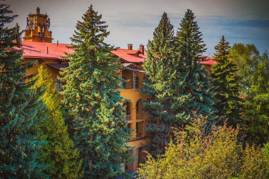 Территория в санатории Москва в городе Кисловодске - фотография