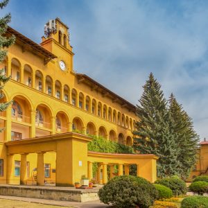 Территория в санатории Москва в городе Кисловодске - фотография