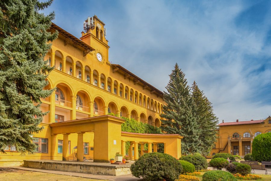 Территория в санатории Москва в городе Кисловодске - фотография