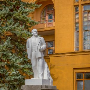 Памятник В.И.Ленину на территории в санатории Москва в городе Кисловодске - фотография