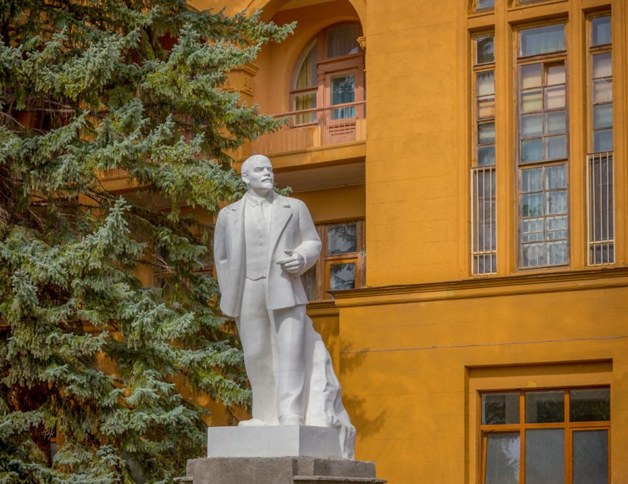 Памятник В.И.Ленину на территории в санатории Москва в городе Кисловодске - фотография