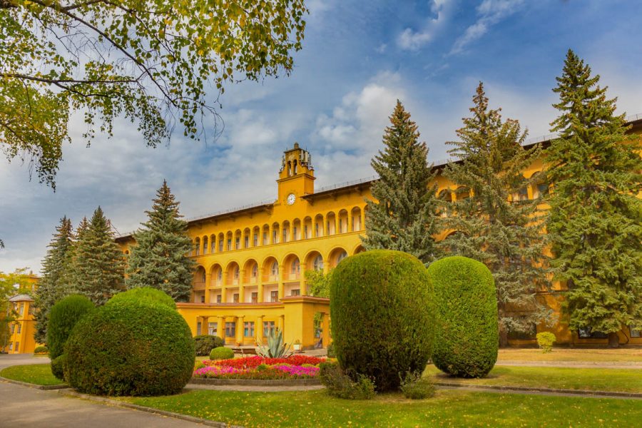 Территория в санатории Москва в городе Кисловодске - фотография