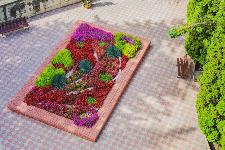 Территория в санатории Москва в городе Кисловодске - фотография