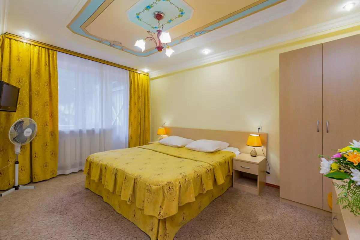 Двухместный двухкомнатный номер 1 категории во 2 корпусе в санатории Москва в городе Кисловодске - фотография