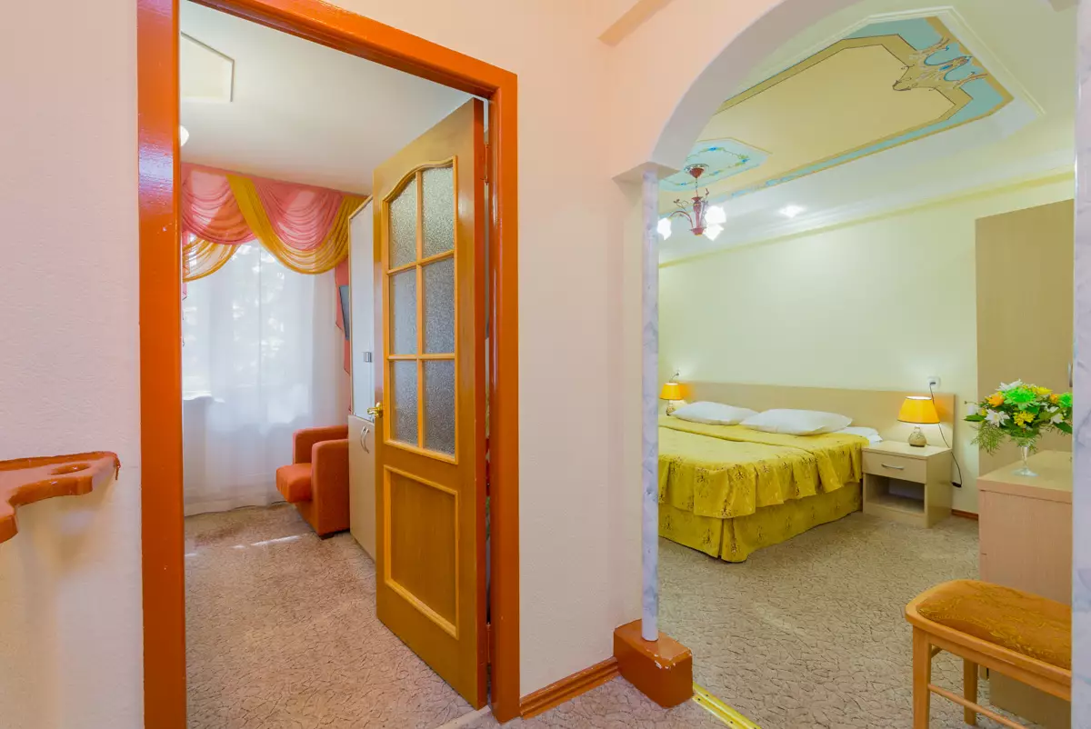 Двухместный двухкомнатный номер 1 категории во 2 корпусе в санатории Москва в городе Кисловодске - фотография