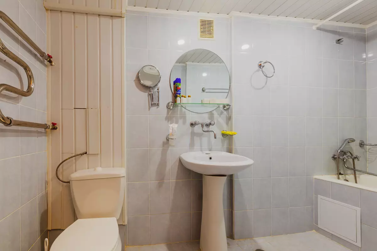 Двухместный двухкомнатный номер 1 категории во 2 корпусе в санатории Москва в городе Кисловодске - фотография