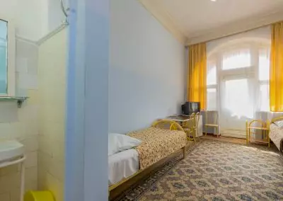 Трехместный номер 3 категории в 1 корпусе в санатории Москва в городе Кисловодске - фотография