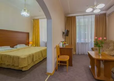 Двухкомнатный люкс в 3 корпусе в санатории Москва в городе Кисловодске - фотография