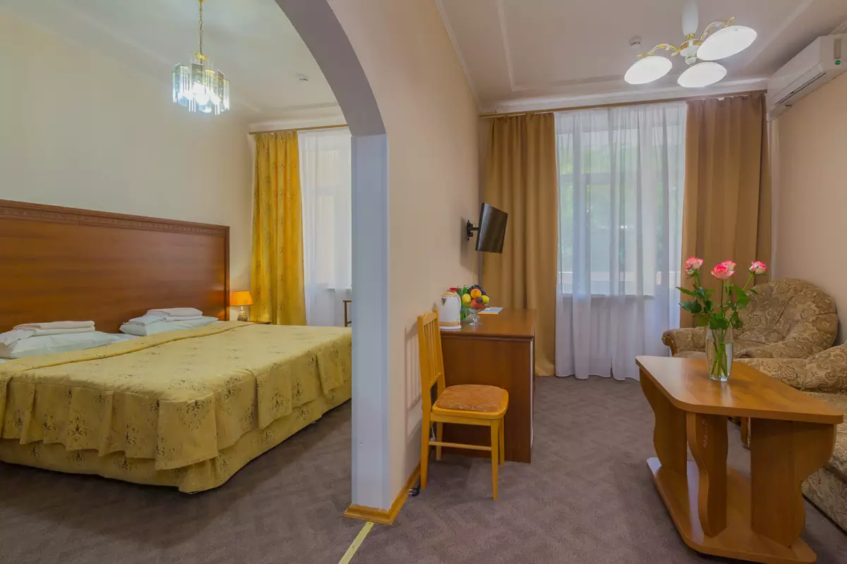 Двухкомнатный люкс в 3 корпусе в санатории Москва в городе Кисловодске - фотография