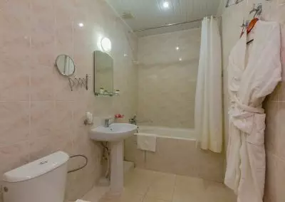 Двухкомнатный люкс в 3 корпусе в санатории Москва в городе Кисловодске - фотография