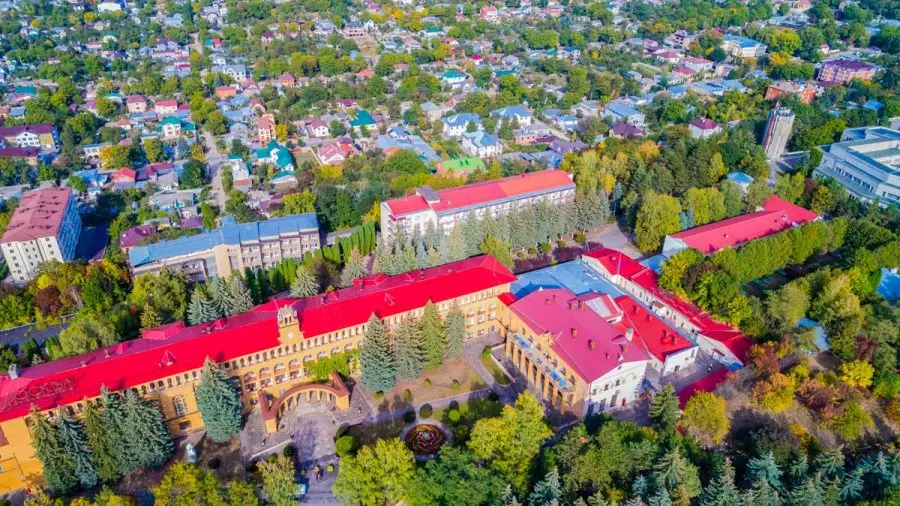 Общий вид санатория Москва в городе Кисловодске - фотография