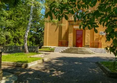 Территория в санатории Москва в городе Кисловодске - фотография