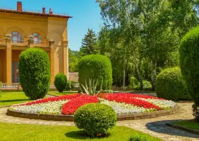Территория в санатории Москва в городе Кисловодске - фотография