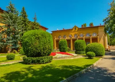 Территория в санатории Москва в городе Кисловодске - фотография