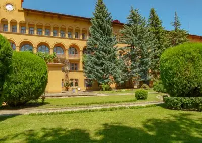 Территория в санатории Москва в городе Кисловодске - фотография